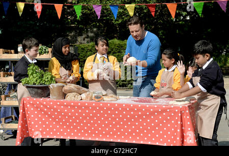 Jamie Oliver joins children as they celebrate Food Revolution Day 2014 by cooking bread, making smoothies and creating salads at St Paul's Whitechapel CE Primary School in London. Stock Photo