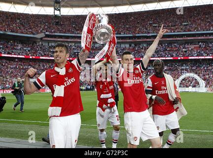 Soccer - FA Cup - Final - Arsenal v Hull City - Wembley Stadium. Arsenal's Olivier Giroud (left) and Laurent Koscielny celebrate with the FA Cup Trophy Stock Photo