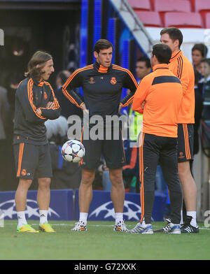 Real Madrid's Gareth Bale (centre) during the training session at the Estadio da Luiz, Lisbon. Stock Photo