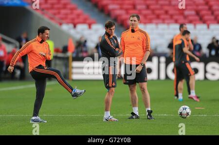 Soccer - UEFA Champions League - Final - Real Madrid v Atletico Madrid - Real Madrid Training Session - Estadio da Luiz. Real Madrid's Gareth Bale (centre) during the training session at the Estadio da Luiz, Lisbon. Stock Photo