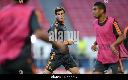 Soccer - UEFA Champions League - Final - Real Madrid v Atletico Madrid - Real Madrid Training Session - Estadio da Luiz. Real Madrid's Gareth Bale (centre) during training Stock Photo