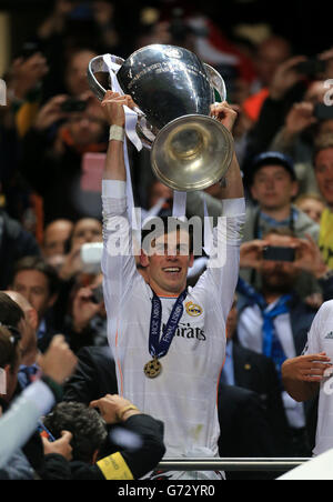 Real Madrid's Gareth Bale lifts the UEFA Champions League Trophy after the UEFA Champions League Final at at the Estadio da Luiz, Lisbon, Portugal. Stock Photo