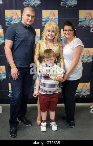 Dolly Parton Imagination Library partnership with RNIB Stock Photo