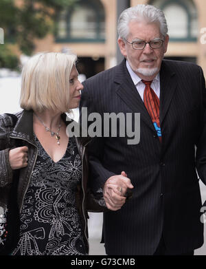 Veteran entertainer Rolf Harris arrives at Southwark Crown Court, London, with daughter Bindi, where he denies 12 counts of indecent assault between 1968 and 1986. Stock Photo