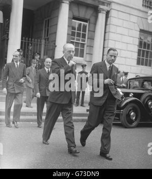 Dr Mathieson (l), prison doctor at Brixton, at Lewes, Sussex, in the luncheon adjournment of the trail of 39-year-old John George Haigh, the company director who has been sentenced to death for the murder of Mrs Olive Durand-Deacon, one of the victims of the so-called 'Acid Bath Murders'. Stock Photo