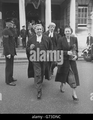 Sir David Maxwell Fyfe, K.C. (left), leading counsel for the defences, smoking a cigarette in the luncheon adjournment of the trail of 39-year-old John George Haigh, the company director who has been sentenced to death for the murder of Mrs Olive Durand-Deacon, one of the victims of the so-called 'Acid Bath Murders'. Stock Photo