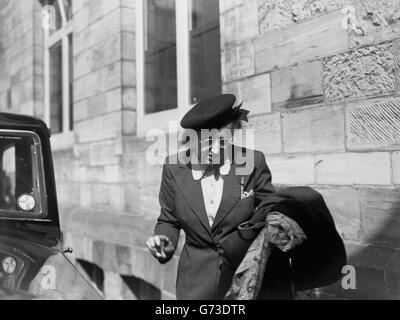 Helen Patricia Mayo, a dental surgeon giving evidence at Horsham Magistrates' Court during the prosecution's case against 39-year-old John George Haigh, the company director being tried for the murder of Mrs Olive Durand-Deacon, one of the victims of the so-called 'Acid Bath Murders'. Stock Photo