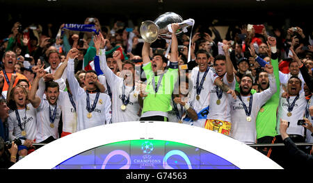 Soccer - UEFA Champions League - Final - Real Madrid v Atletico Madrid - Estadio Da Luz. Real Madrid goalkeeper and captain Iker Casillas lifts the UEFA Champions League Trophy surrounded by teammates Stock Photo