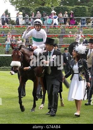 Horse Racing - The Royal Ascot Meeting 2014 - Day Three - Ascot Racecourse Stock Photo