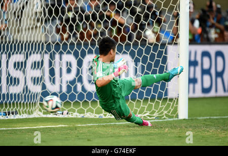 Soccer - FIFA World Cup 2014 - Group C - Japan v Colombia - Arena Pantanal. Colombia's Carlos Bacca scores a penalty past Japan Goalkeeper Eiji Kawashima Stock Photo