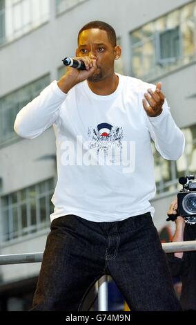 Star of the film Will Smith, performs an impromtu gig for fans during the UK premiere of I, Robot at the Odeon Leicester Square in central London Stock Photo