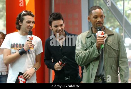 Left to right: MTV presenters Alex Zane and Dave Berry with US actor Will Smith during his guest appearance on MTV's TRL - Total Request Live - show, at their new studios in Leicester Square, central London. Stock Photo