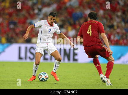 Soccer - FIFA World Cup 2014 - Group B - Spain v Chile - Maracana. Chile's Alexis Sanchez (left) attacks Spain's Javi Martinez (right) Stock Photo