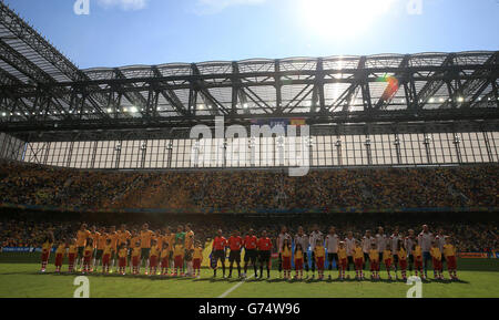 Soccer - FIFA World Cup 2014 - Group B - Australia v Spain - Arena da Baixada. General view as the two teams line up before kick-off Stock Photo