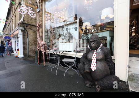 A model gorilla wearing a polka dot tie hi-res stock photography and images  - Alamy