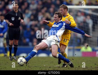 Evertons Scott Gemmill, front, battles with Leeds David Batty, watched by referee Andy D'urso, during their FA Barclaycard Premiership match at Everton's Goodison Park ground in Liverpool. Stock Photo