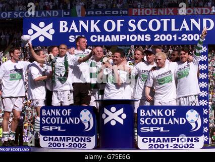 Celtic players celebrate title win, lead by captain Paul Lambert (front centre) , as they retain the Bank of Scotland Scottish Premier League title with a 5-1win over Livingston at Celtic Park, Glasgow. Stock Photo
