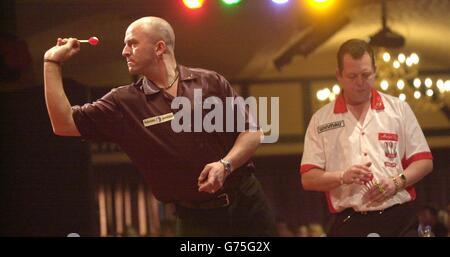 Colin Monk (L) playing against Mervyn King during their semi-final of the Embassy World Darts Championships at the Lakeside Country Club, Frimley Green, Surrey. Stock Photo