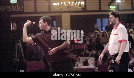 Tony David from Australia (L) playing against Martin Adams during their semi-final match in the Embassy World Darts Championships at the Lakeside Country Club, Frimley Green Surrey. Stock Photo