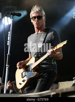 Paul Weller performing on the Main Stage at the T in the Park festival, held at Balado Park in Kinross, Scotland. Stock Photo