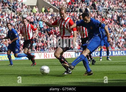 Ryan Giggs (right) of Manchester United shoots home their fist goal during the FA Barclaycard Premiership game at the Stadium of Light, Sunderland. Stock Photo