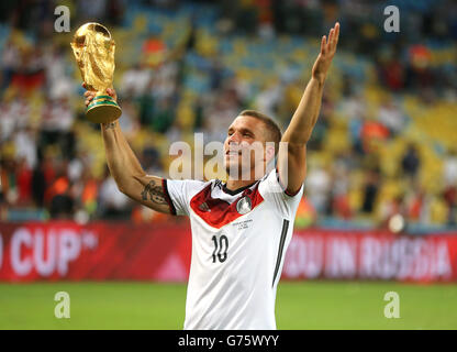 Lukas Podolski DER-POKAL 決勝用特別サッカーシューズ Lukas Podolski Shows Off New Adidas Captain Tsubasa Boots