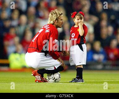 Manchester United captain David Beckham consoles overwhelmed mascot Kalisha Hayward (right) before the start of the FA Barclaycard Premiership match against Everton at Old Trafford, Manchester. Manchester United defeated Everton 3-0. * 08/10/02 Five-year-old Kalisha Hayward burst into tears as she waited in the players' tunnel before last night's Premiership match against Everton. The young mascot was meant to walk out with England captain Beckham, but burst into tears in the tunnel and refused. The midfielder then went back into the tunnel, picked up Kalisha and took her out on to the field Stock Photo