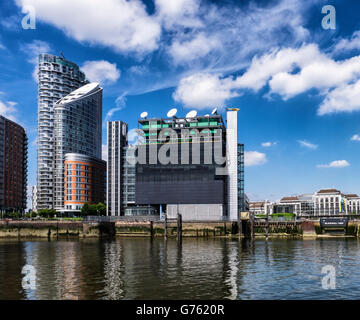Reuters News building with satellite dishes and luxury riverside apartment buildings on the river Thames, London Stock Photo