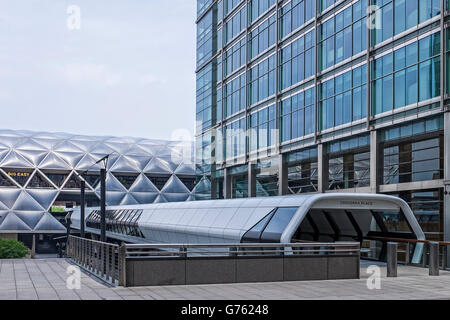 Crossrail Place walkway connects New Crossrail Railway Station Building to One Canada Square, London, Canary Wharf Stock Photo