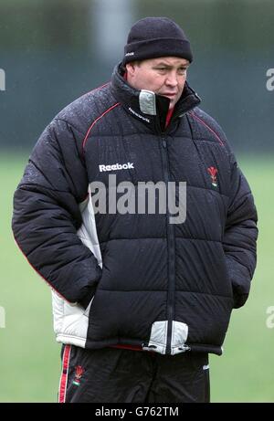 Tempoary Wales Coach Steve Hansen during training with the national squad at Sophia Gardens, Cardiff. The Welsh team are preparing for their Lloyds TSB Six Nations clash against Italy on Saturday. Stock Photo