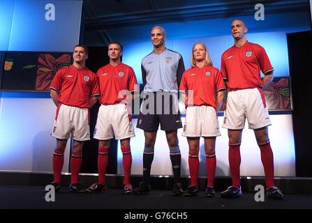 From left - Michael Owen, David Beckham, David James, Katie Chapman and Rio Ferdinand model the new 'Umbro' England Away Kit, at the Sheraton Skyline Hotel, Heathrow. * The Vermillion Red jersey is the first international shirt to be reversible with a dark Navy Blue design on the inside. PICTURE CAN ONLY BE USED WITHIN THE CONTEXT OF AN EDITORIAL FEATURE. NO WEBSITE/INTERNET USE UNLESS SITE IS REGISTERED WITH FOOTBALL ASSOCIATION PREMIER LEAGUE. Stock Photo