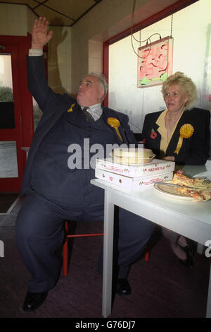 Liberal MP Sir Cyril Smith in Leeds to have lunch at the cafe of Val ...