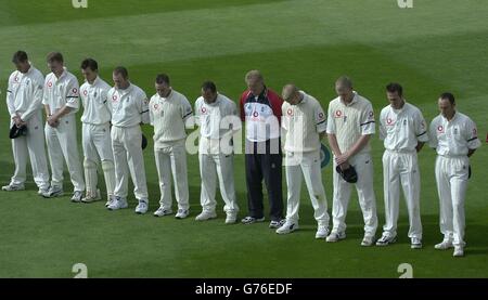 England cricketers (from left) Marcus Trescothick, Richard Dawson, James Foster, Craig White, Graham Thorpe, Mark Butcher, Graham Dilley, Matthew Hoggard, Andrew Flintoff, Michael Vaughan and captain Nasser Hussain line up. *... in silence in memory of England and Surrey cricketer Ben Hollioake before the fourth day of their current test match at Basin Reserve, Wellington. Ben was killed in a car crash in Australia. Stock Photo