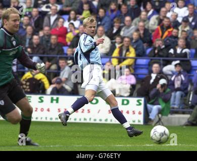 Tottenham Hotspur Stefan Iversen (right) beats keeper Jussi Jaaskelainen to score the first goal during their 1-1 FA Barclaycard Premiership draw at Bolton's Reebok stadium. Stock Photo