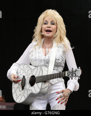 Dolly Parton performing on the Pyramid Stage at the Glastonbury Festival, at Worthy Farm in Somerset. Stock Photo