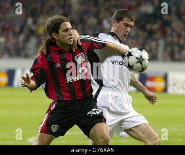 Manchester United's Roy Keane battles with Bayer Leverkusen's Diego Placente, during their Champions League Semi-Final 2nd leg at BayArena, Leverkusen. Stock Photo