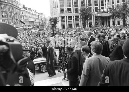 Nancy Reagan is surrounded by security during a visit to St Paul's Cathedral, where she laid a wreath at the American Memorial Chapel. Stock Photo