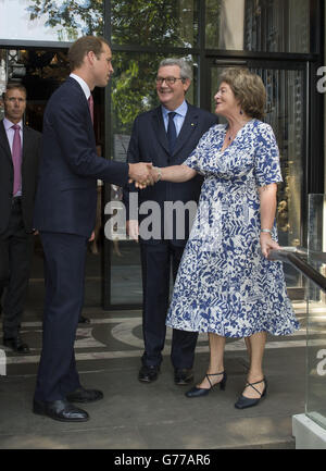 The Duke of Cambridge with the Australian High Commissioner Alexander Downer and Mrs Downer after unveiling a statute in honour of Captain Matthew Flinders, the first cartographer to circumnavigate Australia and identify it as a continent, at Australia House, London. Stock Photo