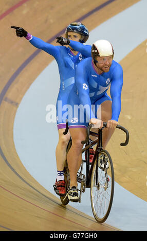 Scotland's Neil Fachie with Craig Maclean celebrate victory and Gold in the Para-Sport Sprint B Tandem Stock Photo