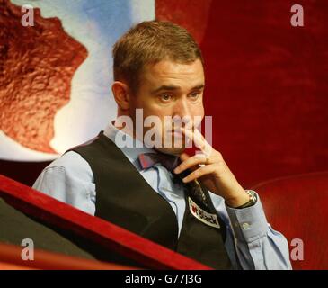 Drew Henry in action against Stephen Hendry,in the Embassy World Snooker Championship at the Crucible Theatre, Sheffield. Stock Photo