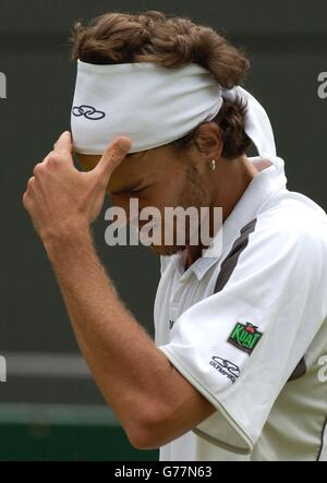 EDITORIAL USE ONLY, NO MOBILE PHONE USE. The 17th seed Gustavo Kuerten of Brazil is knocked out by Todd Martin from the USA on Court One at the All England Lawn Tennis Championships in Wimbledon. Martin won in straight sets 7:6/6:4/6:4. Stock Photo