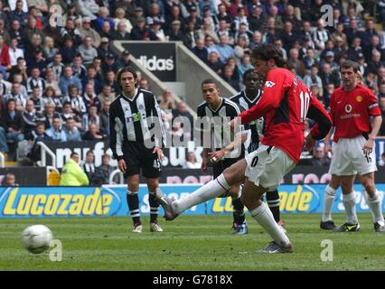 Manchester United's Ruud Van Nistelrooy scores from the penalty spot against Newcastle United during the Barclaycard Premiership match at St James's Park, Newcastle. Manchester United defeated Newcastle United 6-2. Stock Photo