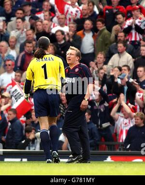 Sheffield United manager Neil Warnock (rt) congratulates Arsenal goalkeeper David Seaman after he pulled off a finger tip save to deprive Sheffield United of an equaliser, during their FA Cup semi-final match at Old Trafford, Manchester. Arsenal beat Sheffield 1-0. Stock Photo