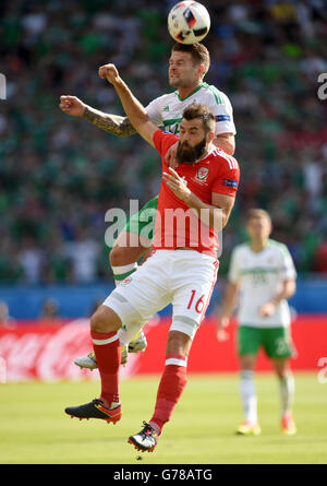 Northern Ireland's Oliver Norwood (left) and Wales' Joe Ledley battle for the ball in the air during the round of 16 match at the Parc de Princes, Paris. Stock Photo