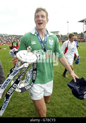 RBS 6 Nations England v Ireland. England's Will Greenwood celebrates with the RBS 6 Nations trophy after victory over Ireland at Lansdowne Road, Dublin. Stock Photo