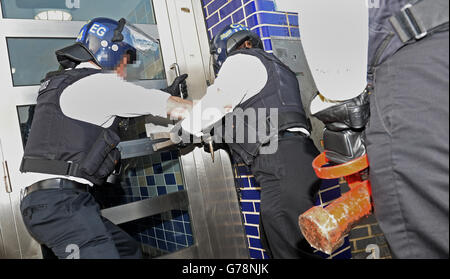 City of London Police execute a warrant at an address in Peckham, London, in connection with a criminal ring linking Russian hackers and ID thieves with ticket resellers in New York and money-launderers in the United Kingdom and Canada. Stock Photo