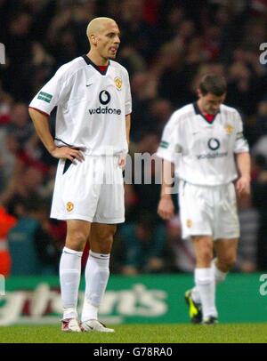 Manchester United's Rio Ferdinand (left) and Roy Keane show their dejection after their 2-0 defeat by Liverpool in the Worthington Cup Final at the Millennium Stadium, Cardiff. Stock Photo