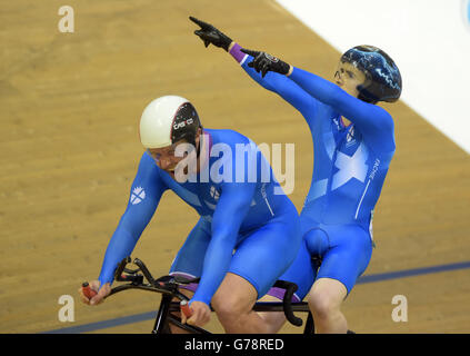 Scotland's Neil Fachie (right) and Craig MacLean celebrate after winning gold in the Men's Para-Sport 1000m Time Trial B Tandem Final Stock Photo