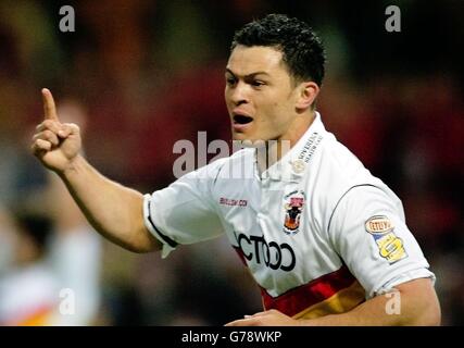 Bradford Bulls' Robbie Paul celebrates his opening try against Leeds Rhinos during the Powergen Challenge Cup final at the Millennium Stadium, Cardiff. Stock Photo