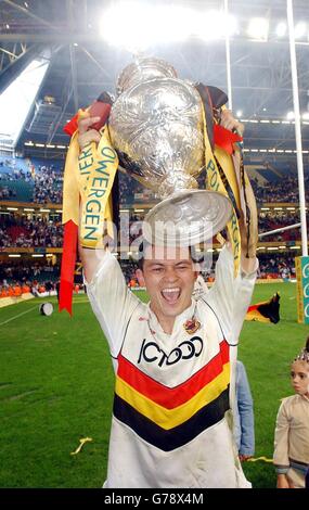 Bradford Bulls' Robbie Paul holds up the Challenge Cup after his side beat Leeds Rhinos 22-20 in the Powergen Challenge Cup final at the Millennium Stadium, Cardiff. Stock Photo